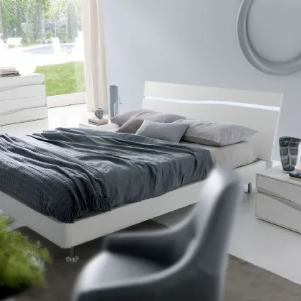 Letto con testiera con luce a led in finitura bianco poro aperto Infinity Onda di S75