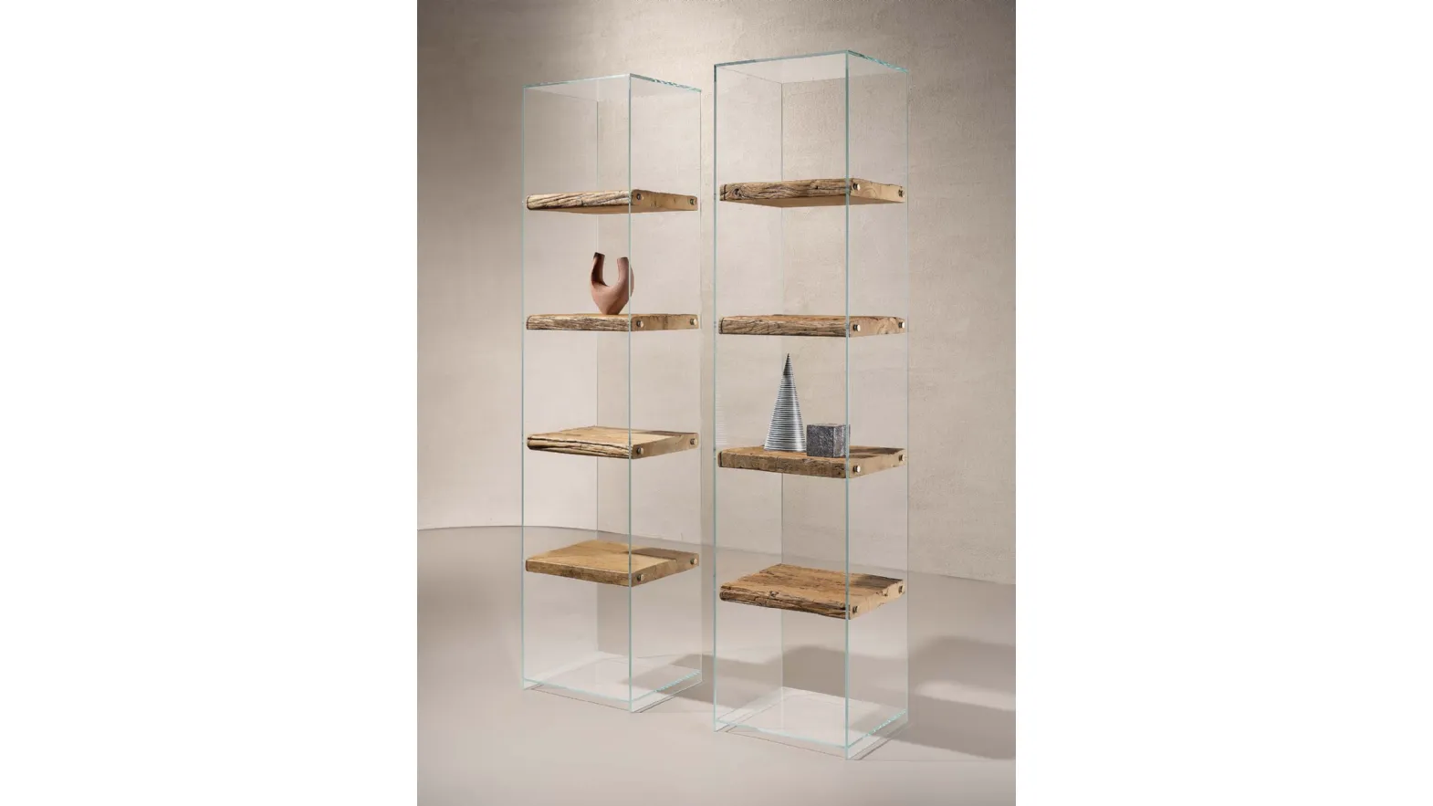 Libreria Frost con struttura in vetro trasparente e ripiani in legno Secolare naturale di Nature Design